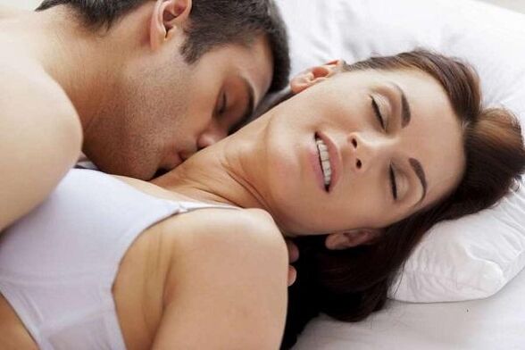 intimitate și descărcare de la un membru al unui bărbat cu emoție sexuală